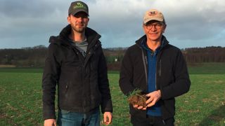 Antoine Chedru (à droite), à côté de son fils, compte aujourd’hui 1,5 tonne de vers de terre par hectare sur son exploitation. Antoine Chedru (à droite), à côté de son fils, compte aujourd’hui 1,5 tonne de vers de terre par hectare sur son exploitation.