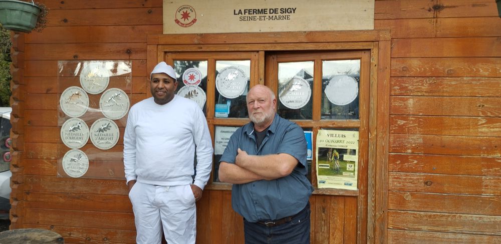 Ottman Beirouk (à gauche) valorise le lait produit chez Robert Villain (à droite) dans sa laitierie artisanale de Sigy.