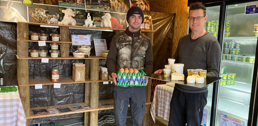 Sylvain Desgeorges et Raphaël Baudant Dugnas (à gauche) dans le magasin installé sur leur exploitation pour vendre une gamme variée de productions fermières.