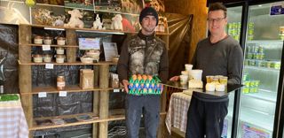 Sylvain Desgeorges et Raphaël Baudant Dugnas (à gauche) dans le magasin installé sur leur exploitation pour vendre une gamme variée de productions fermières. Sylvain Desgeorges et Raphaël Baudant Dugnas (à gauche) dans le magasin installé sur leur exploitation pour vendre une gamme variée de productions fermières.