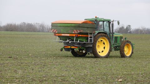 Pour effectuer correctement un apport d’engrais, il ne suffit pas d’appliquer la bonne dose à l’hectare, il faut aussi obtenir une bonne répartition transversale. Pour effectuer correctement un apport d’engrais, il ne suffit pas d’appliquer la bonne dose à l’hectare, il faut aussi obtenir une bonne répartition transversale.
