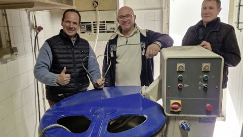 Pascal Serrier, le président d'OccitaLien, Hassen Bakhouche et Vitalii, un réfugié ukrainien, lors du démontage et du chargement d'une partie du matériel.