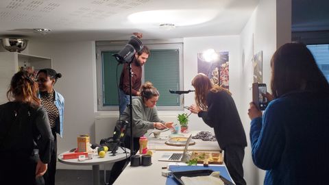 Dans le studio de l'école à Pantin.