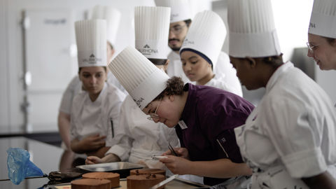 Chaque année, dans quatorze villes de France, une centaine de jeunes sortis du système scolaire et sans emploi, découvrent la pâtisserie grâce au dispositif Graines de pâtissier.
