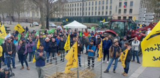 200 manifestants se sont rassemblés ce jeudi 30 mars, à 11 heures devant la préfecture de Nantes pour revendiquer une aide d'urgence qux producteurs biologiques. 200 manifestants se sont rassemblés ce jeudi 30 mars, à 11 heures devant la préfecture de Nantes pour revendiquer une aide d'urgence qux producteurs biologiques.