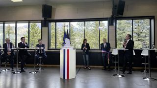 Emmanuel Macron, accompagné par le ministre de la Transition écologique, Christophe Béchu, a détaillé le 30 mars 2023 à Savines-le-Lac (Hautes-Alpes) les 53 mesures du plan Eau. Emmanuel Macron, accompagné par le ministre de la Transition écologique, Christophe Béchu, a détaillé le 30 mars 2023 à Savines-le-Lac (Hautes-Alpes) les 53 mesures du plan Eau.