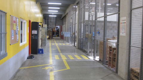 Le fournil de la prison de Nantes se trouve dans une cellule-atelier fermée par une grille.