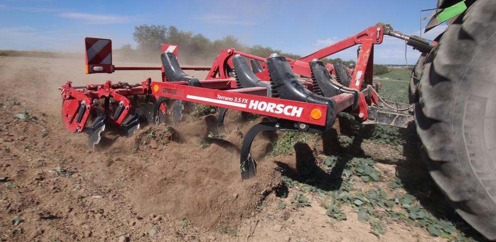 Notre Terrano est le seul déchaumeur fixe de notre comparatif. Les disques de bordures se rétractent, pour respecter le gabarit routier.