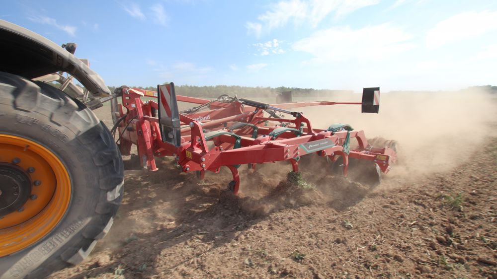 L'enduro est performant au champ et offre une grande possibilité de réglages. Il faudra toutefois grimper sur la machine pour en réaliser certains.