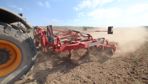 L'enduro est performant au champ et offre une grande possibilité de réglages. Il faudra toutefois grimper sur la machine pour en réaliser certains.