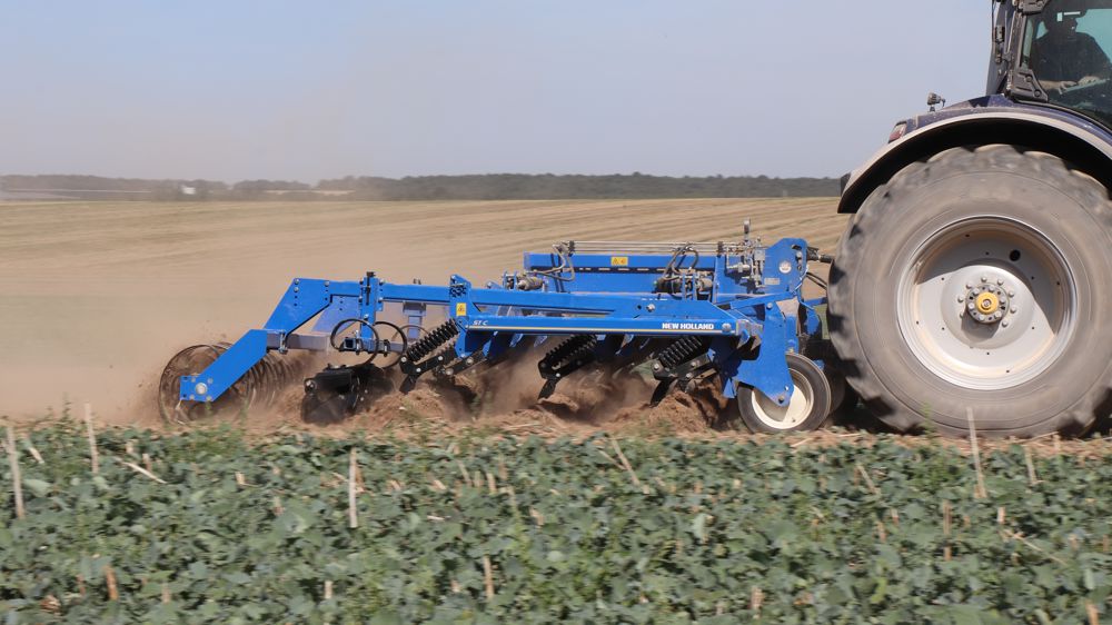 Sous la couleur bleue du STC de New Holland se cache un matériel d'origine Kongskilde. Il est bâti autour de la même poutre centrale que les versions semi-portées.