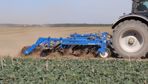 Sous la couleur bleue du STC de New Holland se cache un matériel d'origine Kongskilde. Il est bâti autour de la même poutre centrale que les versions semi-portées.