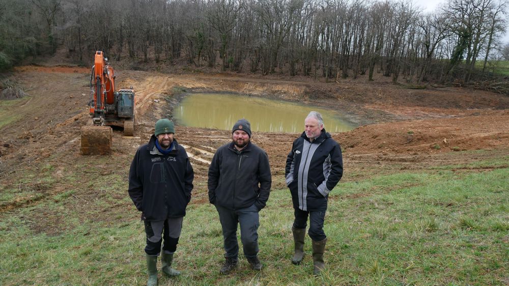 Au Gaec de la Combe de Caix, dans le Lot, qui réhabilite son lac, les trois associés élèvent des vaches laitières et des broutards sur 214 hectares.