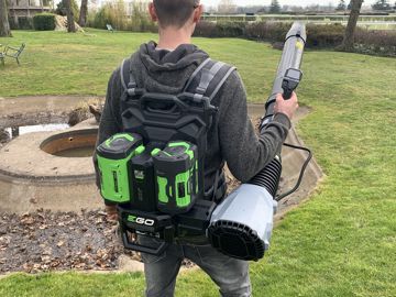 Souffleur LBP8000E, relié à deux blocs de batteries sur un support dorsal. Souffleur LBP8000E, relié à deux blocs de batteries sur un support dorsal.