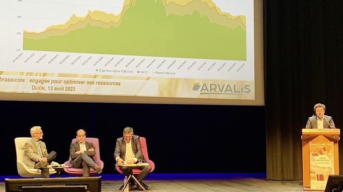 « Sans cette demande, on risque, du moins cette année, de souffrir », alertait Bertrand Auvray, de Soufflet Négoce (au pupitre), lors du colloque Orges brassicoles, jeudi 13 avril à Dijon (Côte-d'Or).