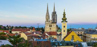 La cathédrale de l'Assomption domine les toits de tuiles de Zagreb. La cathédrale de l'Assomption domine les toits de tuiles de Zagreb.
