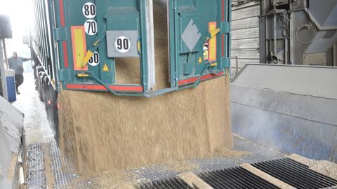 Cinq premiers camions de produits agricoles ont transité par la Pologne dans la nuit de jeudi à vendredi.