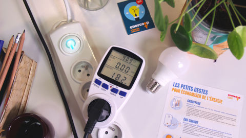 Le Wattmètre (env. 20€) permet de faire l’inventaire des appareils en veille et surveiller ses consommations d'énergie