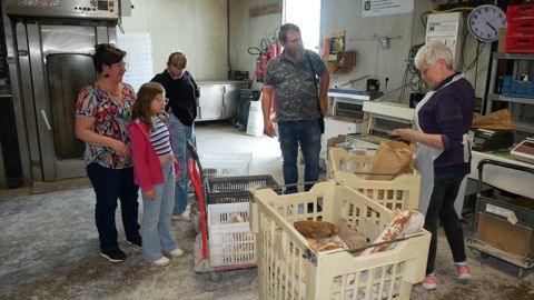 Au retour du marché, les pains sont vendus moitié prix, l'après-midi, dans les locaux de l'entreprise, à Castelsagrat.