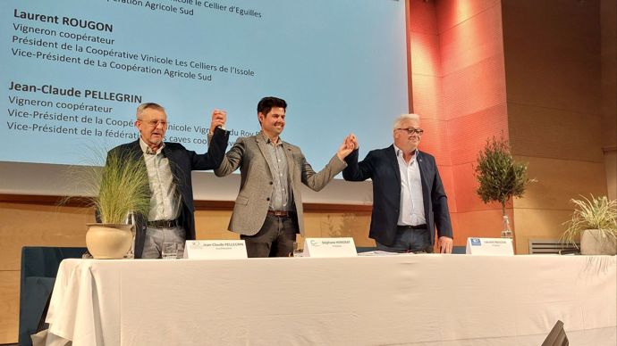Jean-Claude Pellegrin, vice-président de la Fédération des caves coopératives des Bouches-du-Rhône, Stéphane Honorat, président de LCA Sud, et Laurent Rougon, président de la Fédération des caves coopératives du Var, ont signé la fusion entre les structures, mardi 25 avril, à Aix-en-Provence (Bouches-du-Rhône).