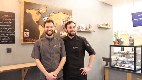 Vincent (à gauche) et Jérémy Muller ont à coeur de partager leur goût pour la cuisine, autant avec leurs clients qu'avec leurs apprentis.