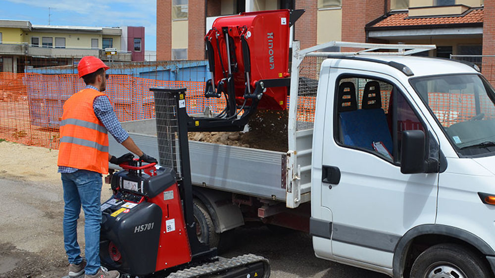 Hinowa est spécialisé dans les matériels à chenilles tels les mini-dumpers et les nacelles élévatrices.