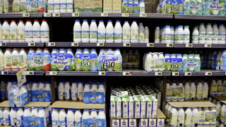 En 2022, les ventes de lait bio en grandes et moyennes surfaces sont revenues à leur niveau de 2018 (image d'illustration). En 2022, les ventes de lait bio en grandes et moyennes surfaces sont revenues à leur niveau de 2018 (image d'illustration).