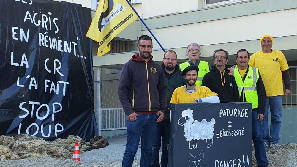 La Coordination rurale, vent debout contre un communiqué de la Frapna, manifeste devant les locaux de l'association écologiste située à Valence, dans la Drôme.