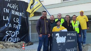 La Coordination rurale, vent debout contre un communiqué de la Frapna, manifeste devant les locaux de l'association écologiste située à Valence, dans la Drôme. La Coordination rurale, vent debout contre un communiqué de la Frapna, manifeste devant les locaux de l'association écologiste située à Valence, dans la Drôme.