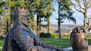 Une reproduction du roi Arthur et des chevaliers de la table ronde est visible à Néant-sur-Yvel. Une reproduction du roi Arthur et des chevaliers de la table ronde est visible à Néant-sur-Yvel.