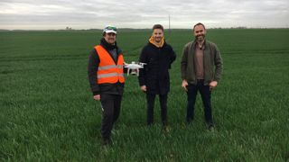 Alan Usseglio Viretta et Timothée Craig d'Exo.expert ont fait voler le drone au-dessus de la parcelle de blé semences d'Alexandre Villette (de gauche à droite).