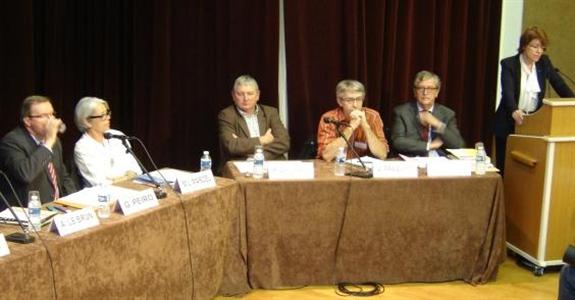 A la tribune, Agnès Le Brun, député européen et à gauche, Germinal Peiro, député de Dordogne.
