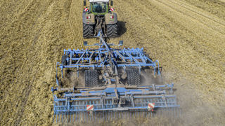 Les dents du Karat de Lemken sont disposées symétriquement par rapport à l'axe de traction. Les dents du Karat de Lemken sont disposées symétriquement par rapport à l'axe de traction.