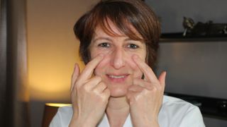 Béatrice Schneider, réflexologue à Koenigsmacker, Moselle : « L'acupression utilise la pression des doigts pour soulager les tensions. »