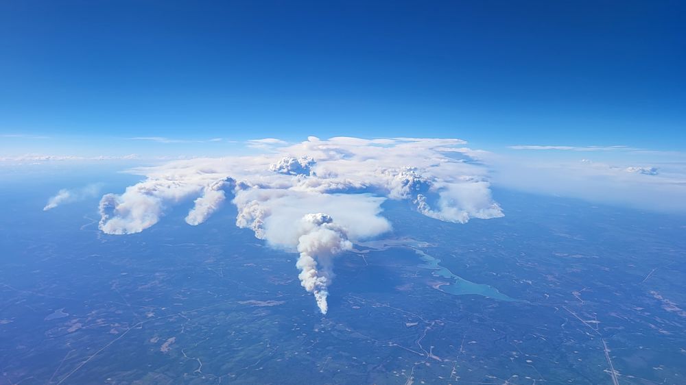 Le service des pompiers de l'État de l'Alberta a publié le 12 mai 2023 une vue aérienne d'un des plus de 80 incendies qui ravagent l'Ouest canadien.