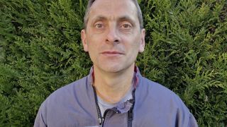 Patrice Roy est éleveur à Clazay, dans les Deux-Sèvres. Il est à la tête de  80 holsteins à 8 900 l/vache et de 120 ha non irrigués. Trois hectares sont en tournesol, 30 ha en maïs, 30 ha en blé, 5 ha en méteils ensilés + RGI sous couvert, 20 ha en méteil d'intercultures et 52 ha en prairies (20 ha pâturés par les vaches).