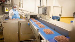 Bruno Le Maire inaugure la plus grande usine de "viande végétale" en France dans le Loiret. Bruno Le Maire inaugure la plus grande usine de "viande végétale" en France dans le Loiret.