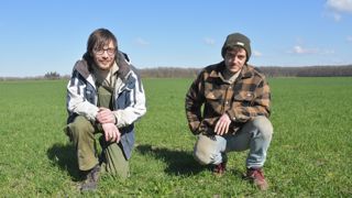 L’introduction du troupeau de moutons valorise les prairies, mais a obligé Victor Fouchault (à droite) et Nicolas Patissier à revoir leur mélange prairial, en tenant compte du risque de météorisation.