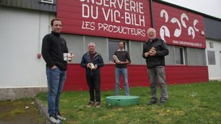 Fabien Lahon, Baptiste Lacaze, Alain Dabat, Francis Routis (de g. à dr.) : Pour développer leurs projets, les agriculteurs ont racheté le bâtiment à la communauté de communes. Fabien Lahon, Baptiste Lacaze, Alain Dabat, Francis Routis (de g. à dr.) : Pour développer leurs projets, les agriculteurs ont racheté le bâtiment à la communauté de communes.