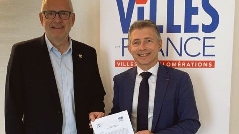 Thibaut Beauté (à gauche sur la photo), président du CNVVF, a signé le 10 mai dernier une charte de partenariat avec Gil Avérous, président de Villes de France et maire de Châteauroux, ville "4 Fleurs", pour soutenir et promouvoir le label Villes et villages fleuris . Thibaut Beauté (à gauche sur la photo), président du CNVVF, a signé le 10 mai dernier une charte de partenariat avec Gil Avérous, président de Villes de France et maire de Châteauroux, ville "4 Fleurs", pour soutenir et promouvoir le label Villes et villages fleuris .