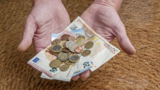 Le preneur qui se contente de verser des acomptes, encourt la résiliation de son bail. Le preneur qui se contente de verser des acomptes, encourt la résiliation de son bail.