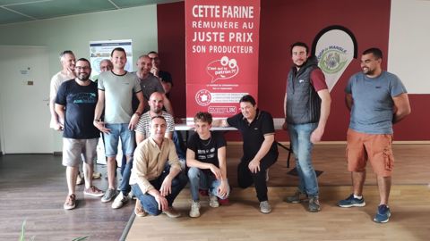 La coopérative de Mansle, représentée par ses codirecteurs, Laurent Clochard et Tony Fouché (accroupis à g. à et à dr.), a renouvelé son contrat de production avec 25 agriculteurs de la coopérative.