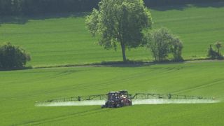 17 substances bio (sur les 33 autorisées en agriculture biologique) sont classées « dangereuses », contre 224 substances conventionnelles (sur 231 autorisées uniquement en agriculture conventionnelle). 17 substances bio (sur les 33 autorisées en agriculture biologique) sont classées « dangereuses », contre 224 substances conventionnelles (sur 231 autorisées uniquement en agriculture conventionnelle).