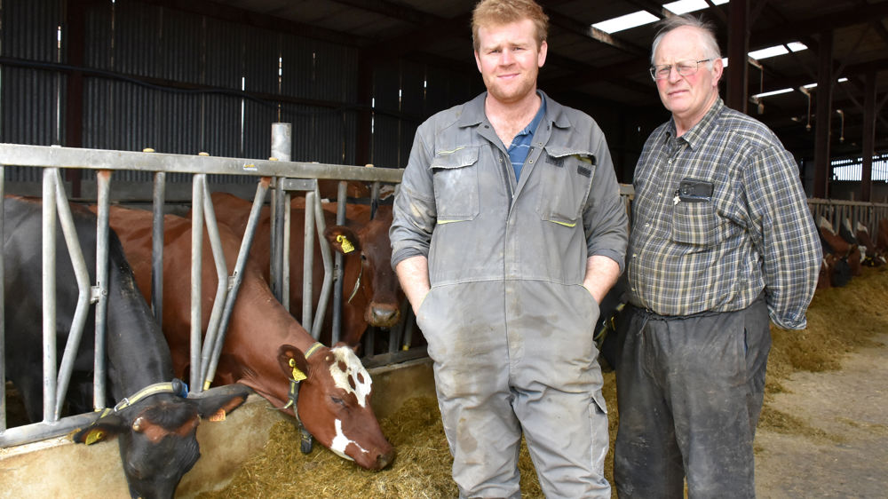 James Kelso et son père Mervyn ont dû reconstituer leur troupeau abattu à cause de la tuberculose bovine.