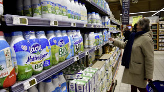 La baisse de la consommation de produits laitiers n'a pour l'instant pas affecté le prix payé aux producteurs. La baisse de la consommation de produits laitiers n'a pour l'instant pas affecté le prix payé aux producteurs.