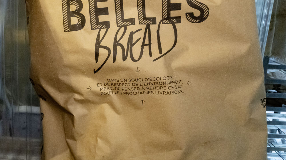 “Dans un souci d’écologie et de respect de l’environnement, merci de penser à rendre ce sac pour les prochaines livraisons”, indique la boulangerie Ten Belles Bread, aux 70 restaurants parisiens qu’elle livre.