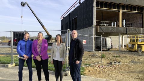 Cyril Gousse (à droite), président de Prosoluce, et Magali Gasto-Oustric (2e en partant de la gauche), présidente de la communauté de communes, et deux membres de cette dernière.