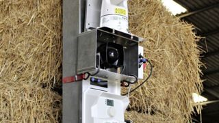 AgriProTech combine un laser et des signaux sonores pour effaroucher les oiseaux autour des silos et des auges. AgriProTech combine un laser et des signaux sonores pour effaroucher les oiseaux autour des silos et des auges.