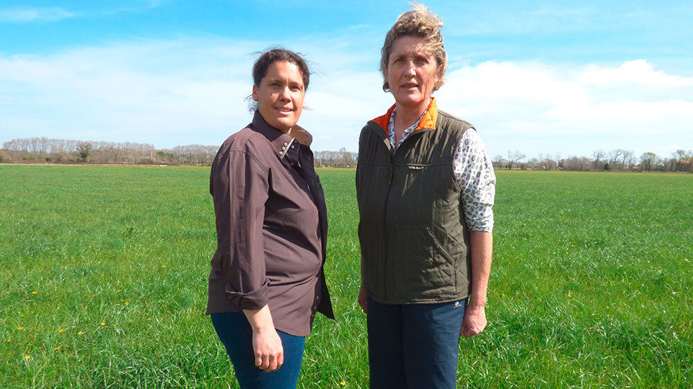 Julie Lemercier (à gauche) et sa mère Magali élèvent 1 600 brebis de race mérinos d’Arles. En Crau où elles sont installées, les animaux pâturent à l'extérieur toute l’année.