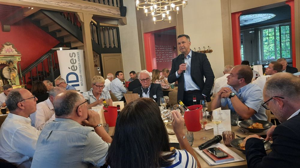 « Il ne s’agit plus de remplacer les agriculteurs qui vont partir en retraite dans les dix ans qui viennent, mais de renouveler l’ensemble des actifs, chefs d’exploitation et salariés », alertait le sociologue François Purseigle, le 8 juin 2023 lors d'un débat organisé par le think-tank Agridées.